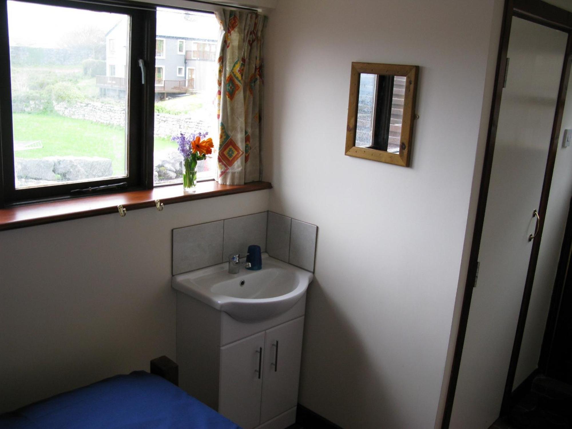 Aille River Tourist Hostel And Camping Doolin Rom bilde