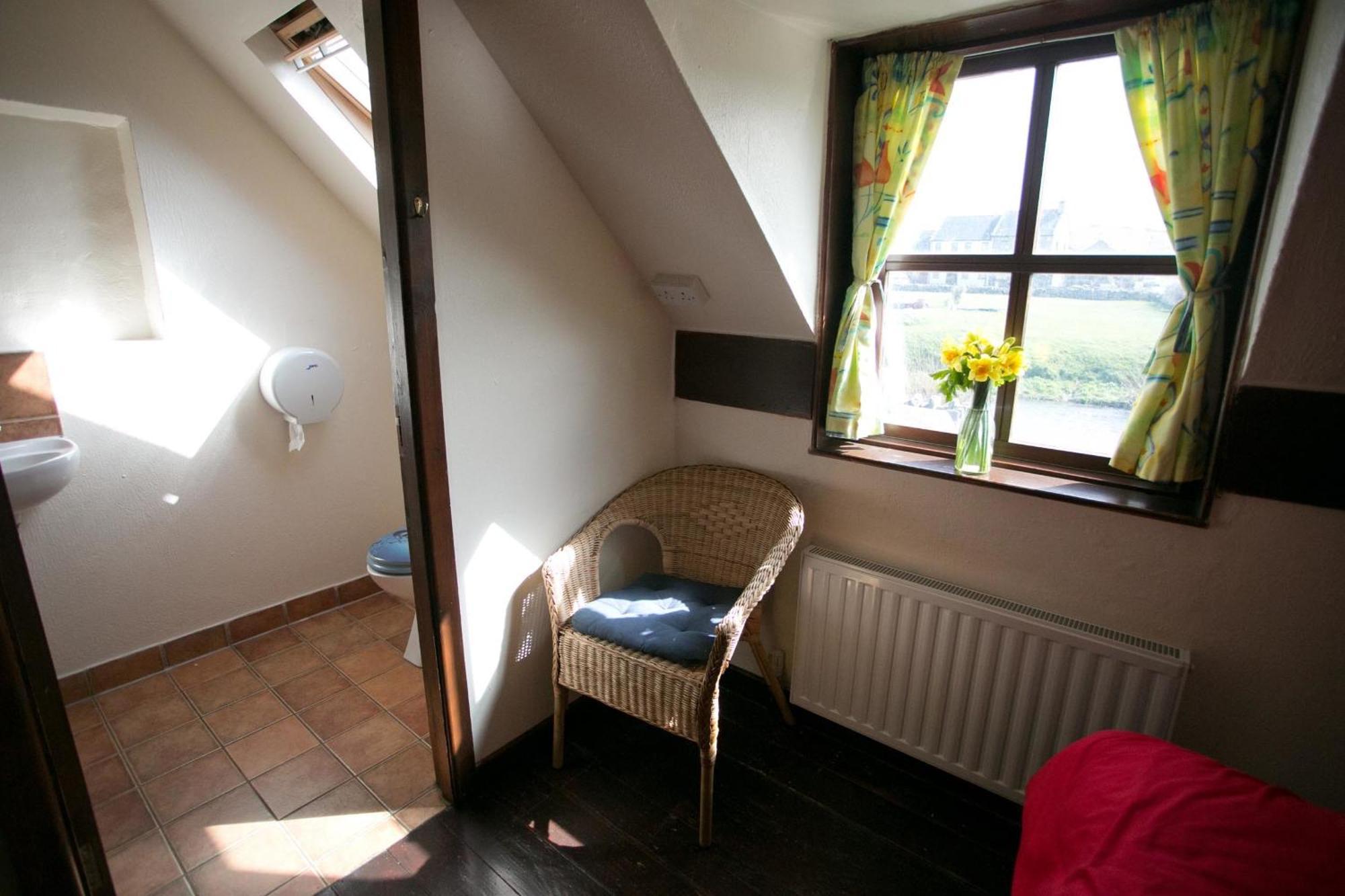 Aille River Tourist Hostel And Camping Doolin Rom bilde