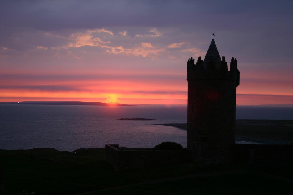 Aille River Tourist Hostel And Camping Doolin Eksteriør bilde