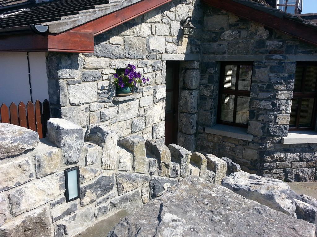 Aille River Tourist Hostel And Camping Doolin Eksteriør bilde