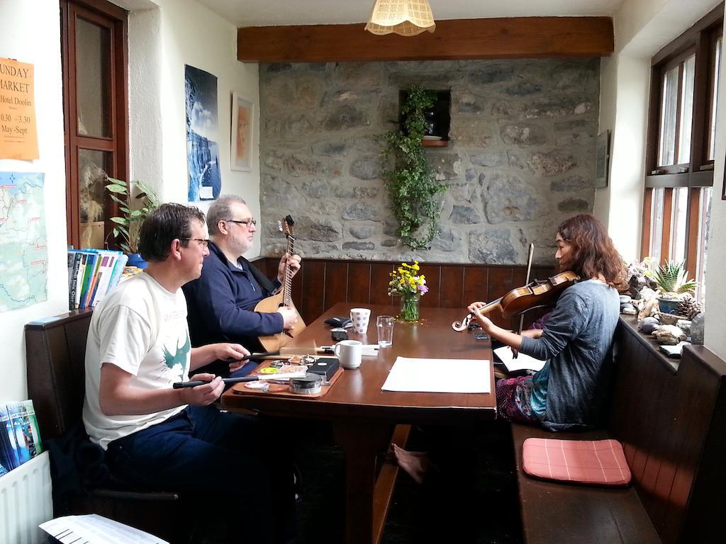 Aille River Tourist Hostel And Camping Doolin Eksteriør bilde