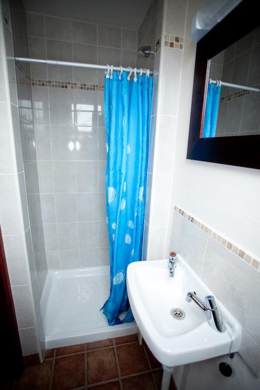 Aille River Tourist Hostel And Camping Doolin Rom bilde