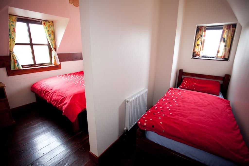 Aille River Tourist Hostel And Camping Doolin Rom bilde